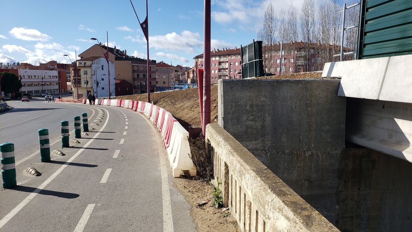 Trobajo del Camino y el puente inservible para el paso del AVE. Los más de 10.000 vehículos que cada día se desplazan entre León y San Andrés tendrán que desviarse ante la necesidad de demoler en las próximas semanas el puente de Párroco Pablo Diez. La nueva normativa de seguridad tras el accidente del AVE en Angrois obliga a demoler la abrupta estructura. 