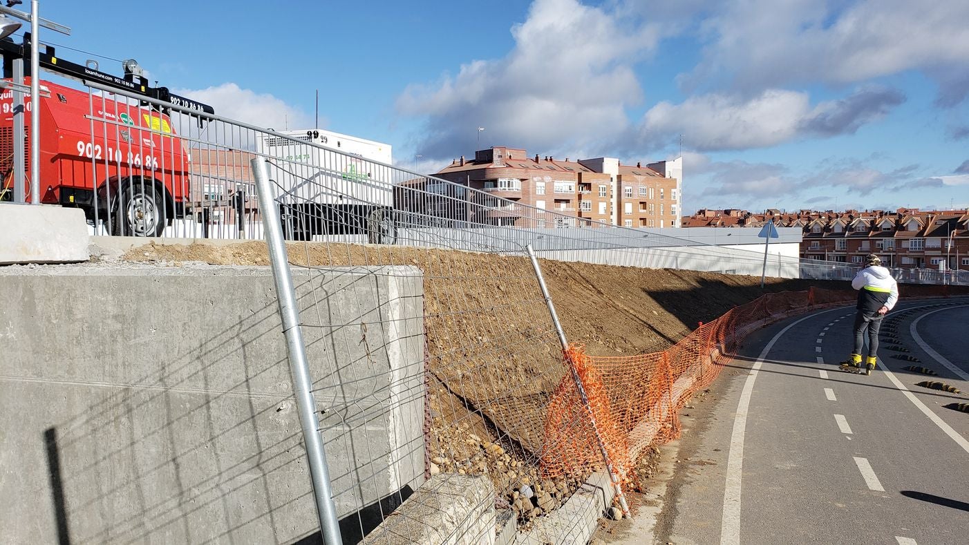 Trobajo del Camino y el puente inservible para el paso del AVE. Los más de 10.000 vehículos que cada día se desplazan entre León y San Andrés tendrán que desviarse ante la necesidad de demoler en las próximas semanas el puente de Párroco Pablo Diez. La nueva normativa de seguridad tras el accidente del AVE en Angrois obliga a demoler la abrupta estructura. 