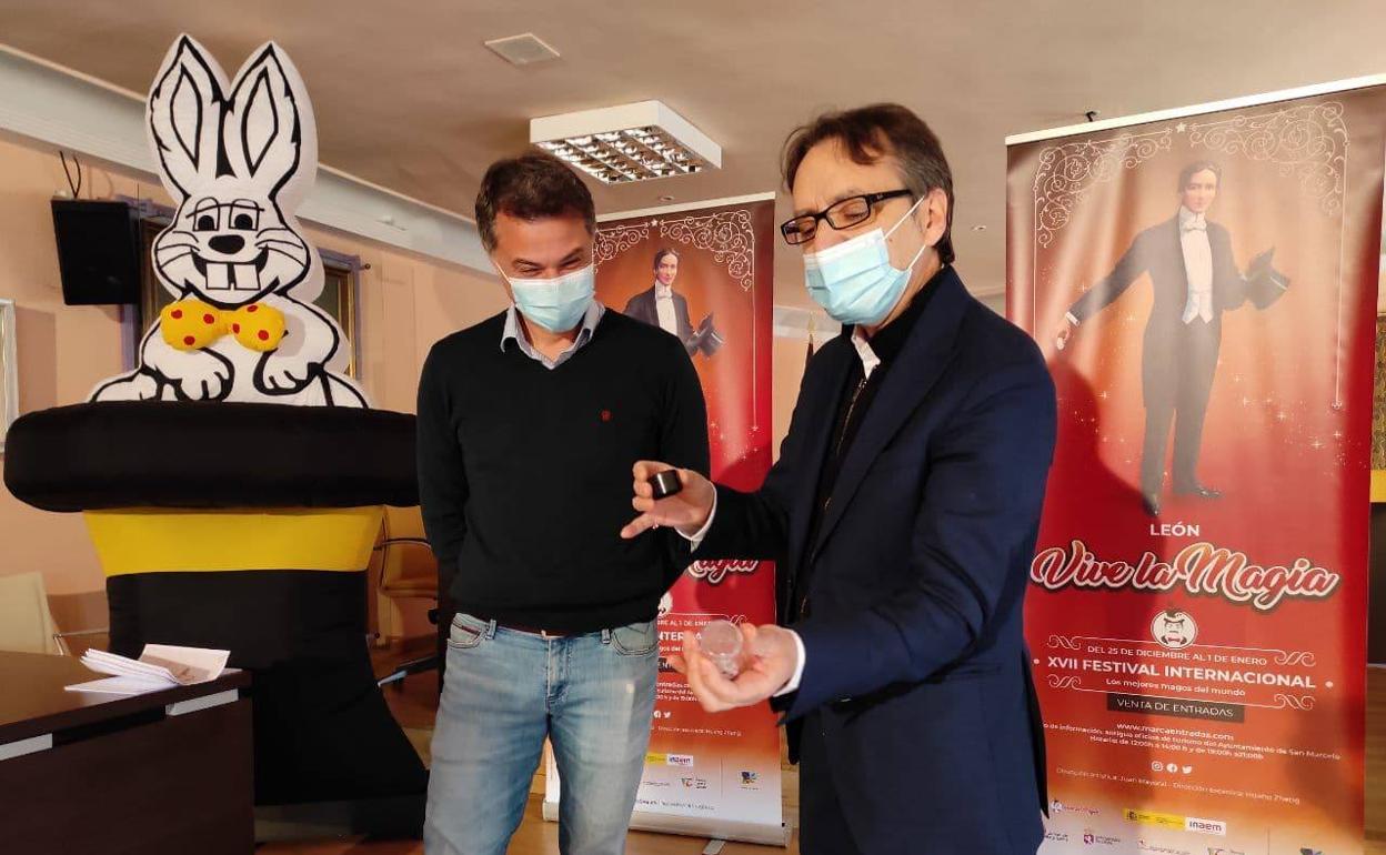 El alcalde de Valencia de Don Juan asiste a la presentación de las actividades junto al director del festival.