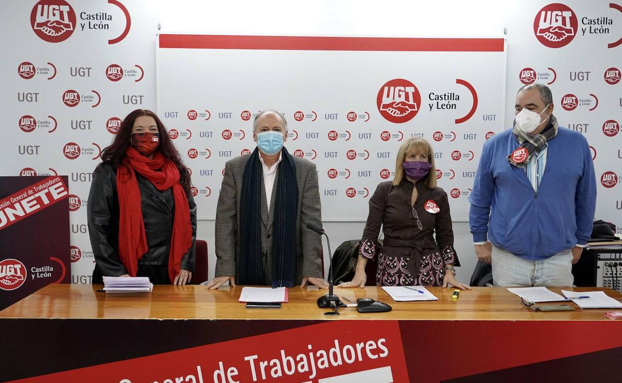 Representantes de UGT en Castilla y León atienden a los medios de comunicación.