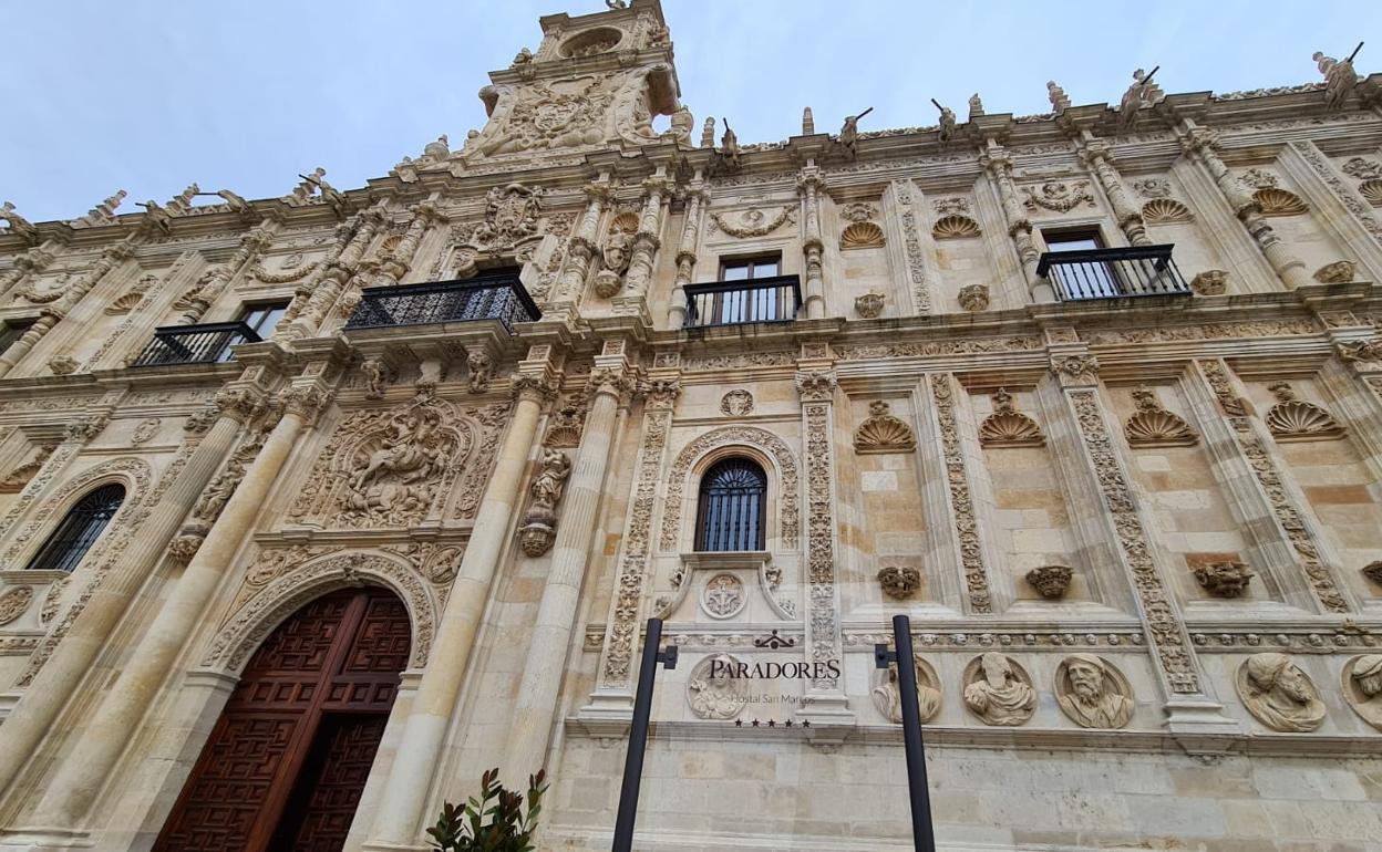 Fachada principal del Parador de San Marcos.