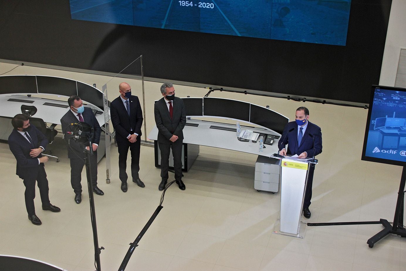 El ministro de Transportes, Movilidad y Agenda Urbana, José Luis Ábalos, preside la puesta en servicio del Centro de Regulación de Circulación (CRC) de León, con el delegado del Gobierno en Castilla y León, Javier Izquierdo, el consejero de Fomento y Medio Ambiente, Juan Carlos Suárez-Quiñones, y el alcalde de León, José Antonio Diez. 