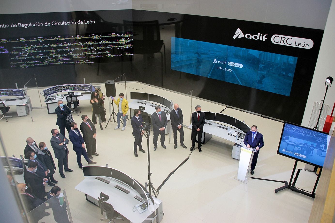 El ministro de Transportes, Movilidad y Agenda Urbana, José Luis Ábalos, preside la puesta en servicio del Centro de Regulación de Circulación (CRC) de León, con el delegado del Gobierno en Castilla y León, Javier Izquierdo, el consejero de Fomento y Medio Ambiente, Juan Carlos Suárez-Quiñones, y el alcalde de León, José Antonio Diez. 