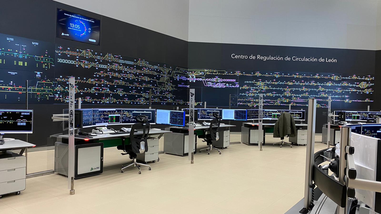 El ministro de Transportes, Movilidad y Agenda Urbana, José Luis Ábalos, preside la puesta en servicio del Centro de Regulación de Circulación (CRC) de León, con el delegado del Gobierno en Castilla y León, Javier Izquierdo, el consejero de Fomento y Medio Ambiente, Juan Carlos Suárez-Quiñones, y el alcalde de León, José Antonio Diez. 