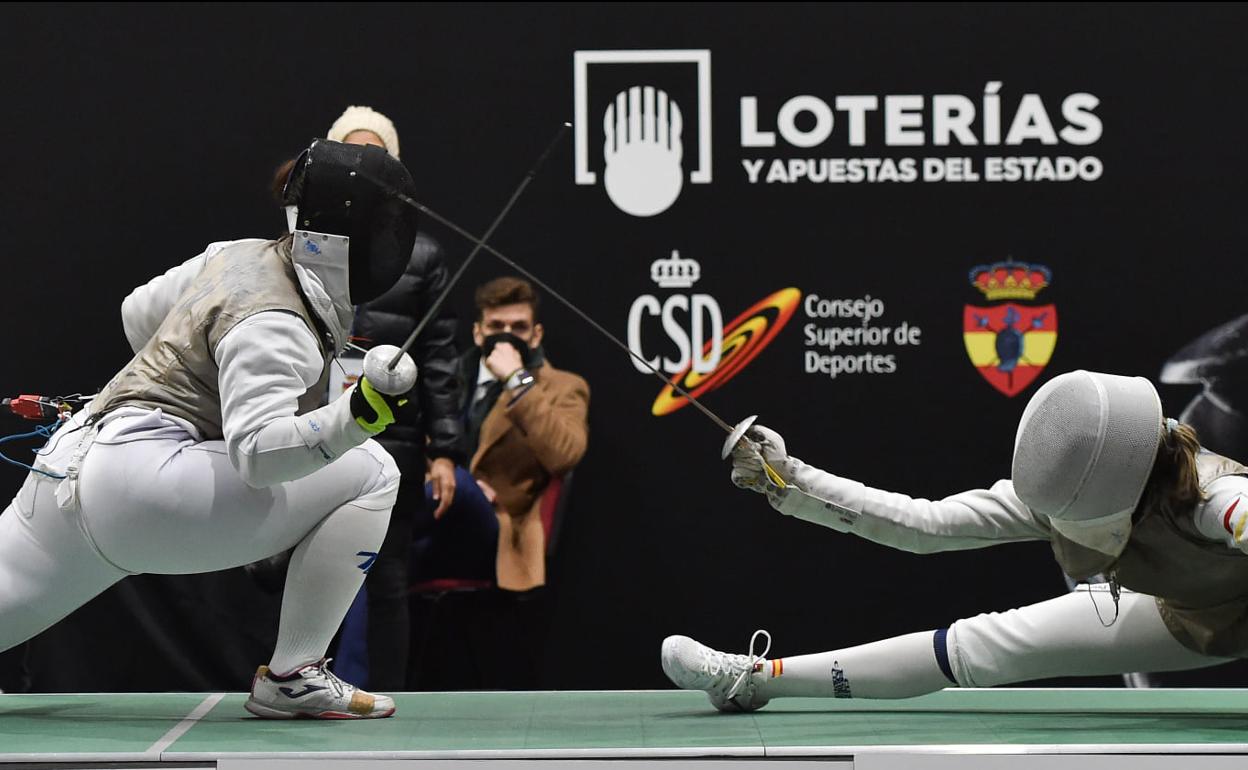 Ariadna Castro, en la disputa de la final de florete en categoría júnior.