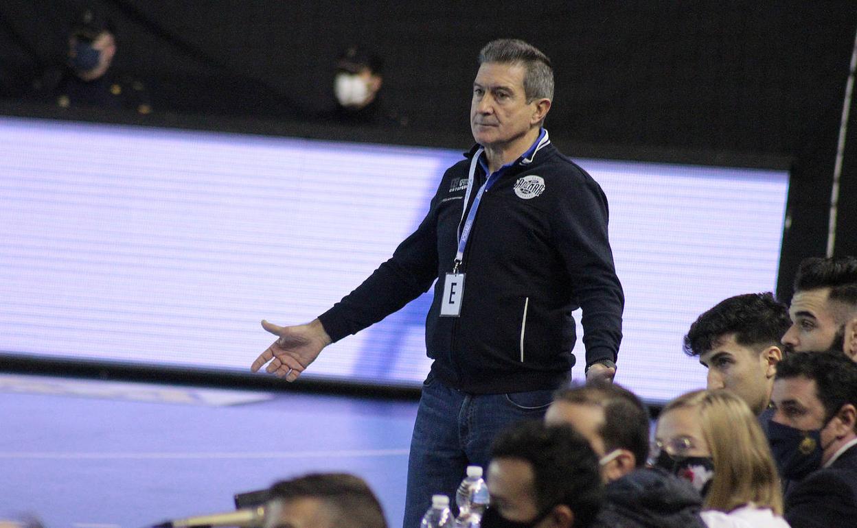 Manolo Cadenas, durante el partido ante Cangas.