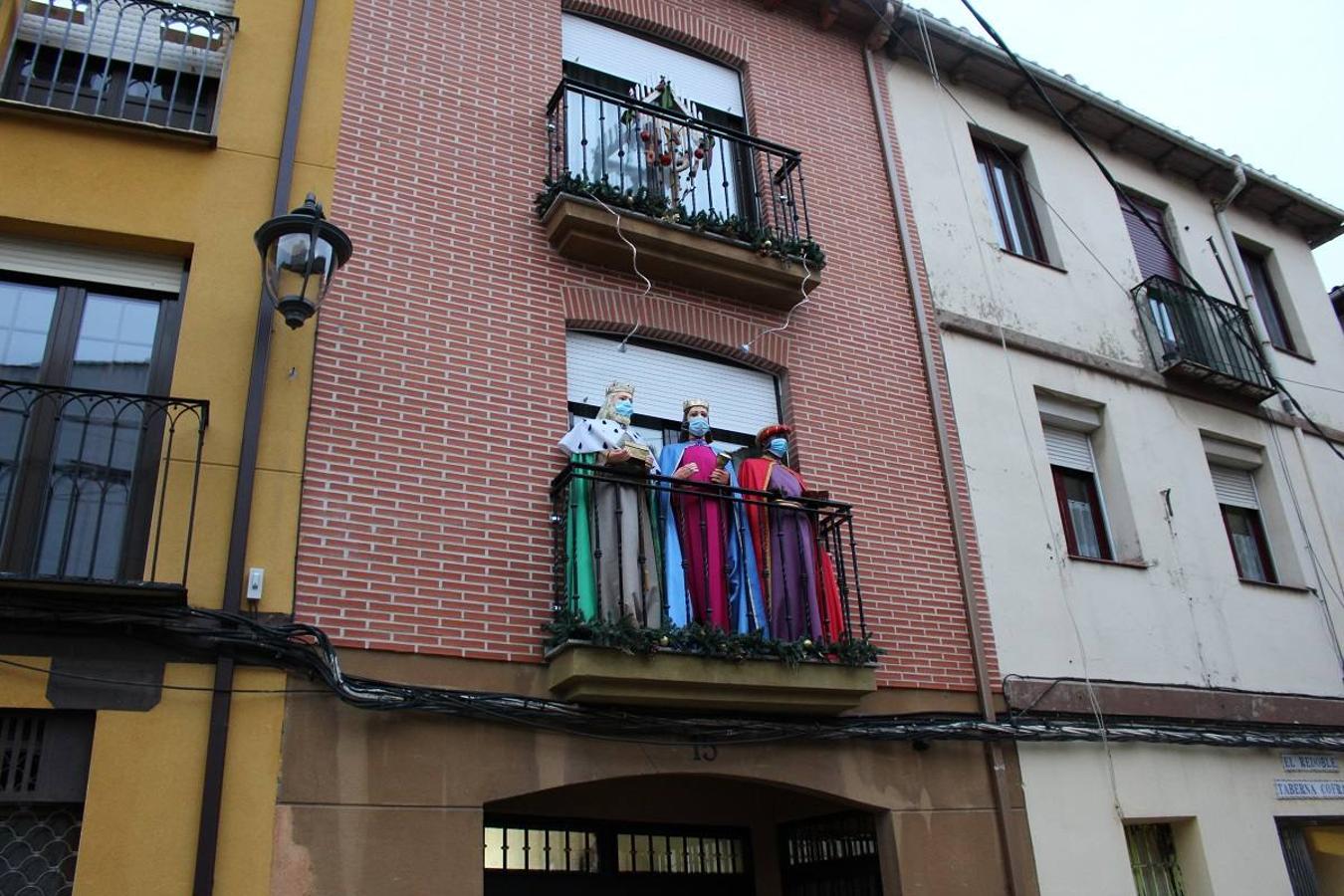 Los Reyes Magos decoran un balcón de León.
