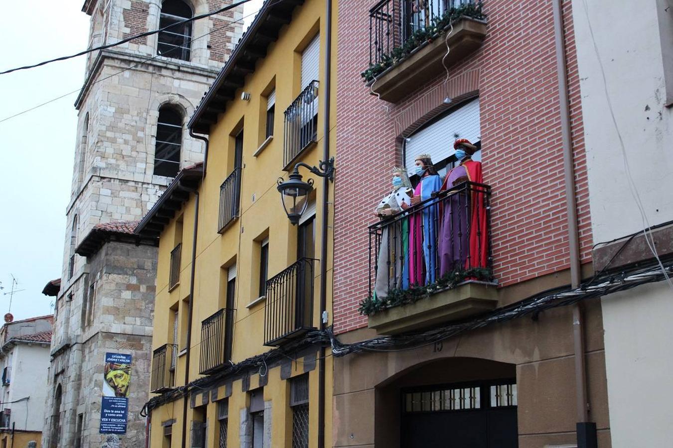 Los Reyes Magos decoran un balcón de León.