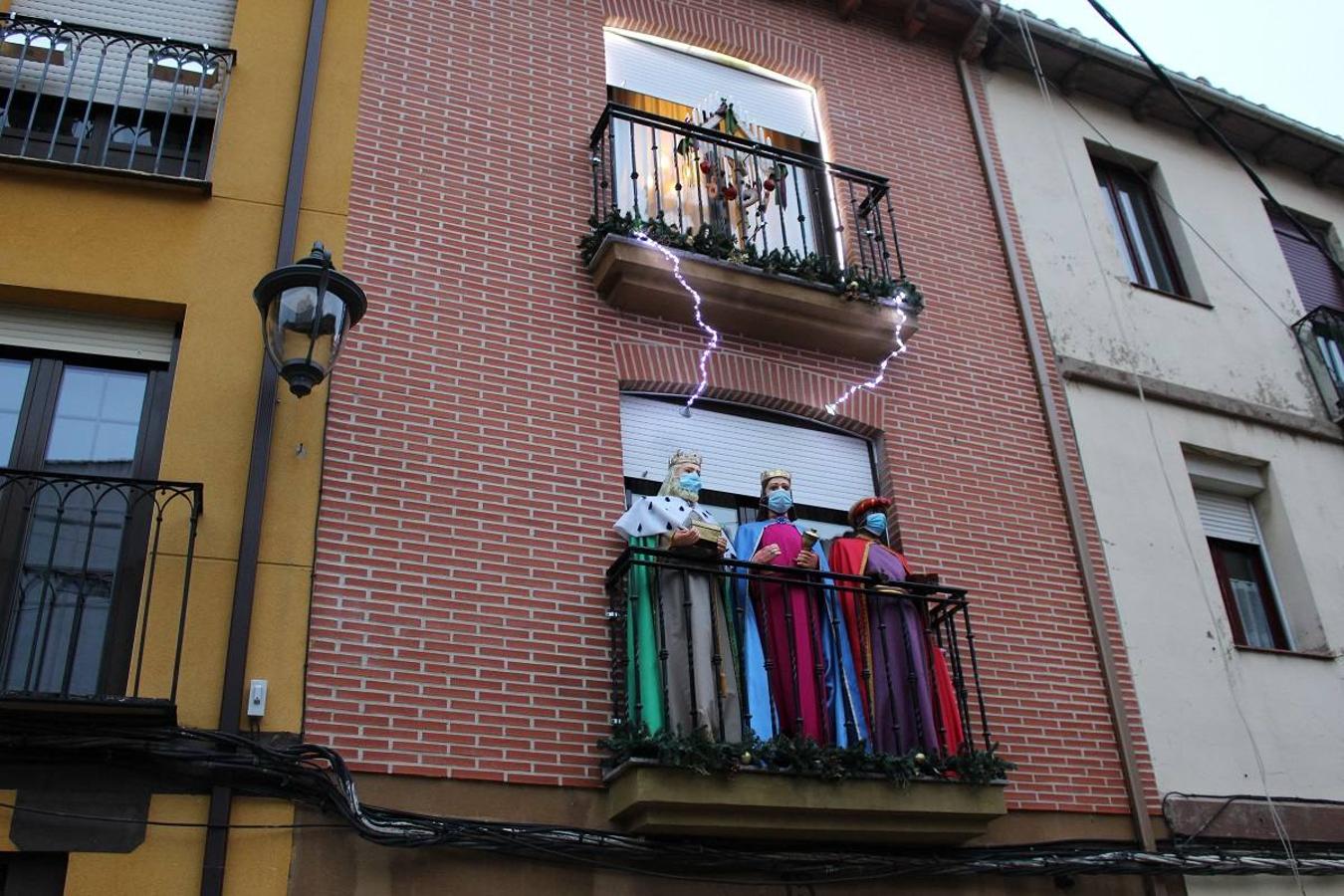 Los Reyes Magos decoran un balcón de León.
