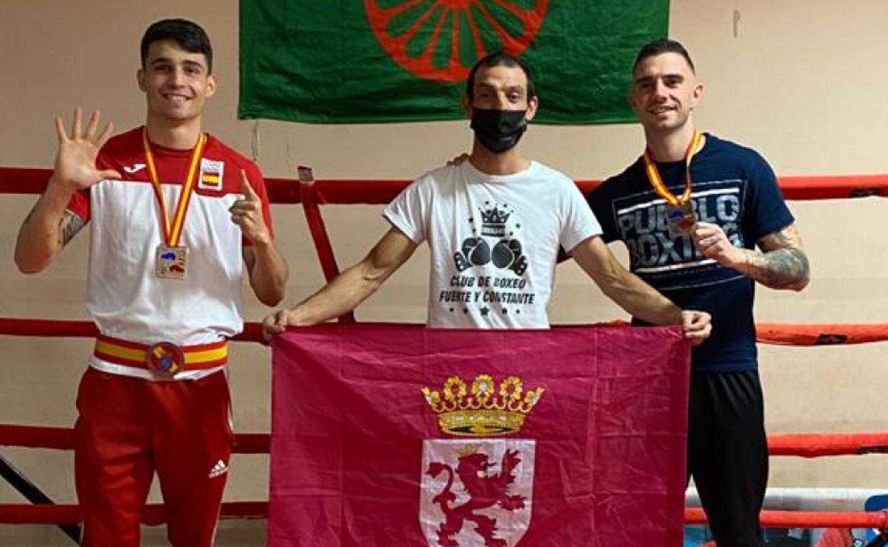 Antonio Barrul, a la izquierda y Diego Crespo, a la derecha, posan con sus medallas acompañados de su entrenador, Vicente Barrul.