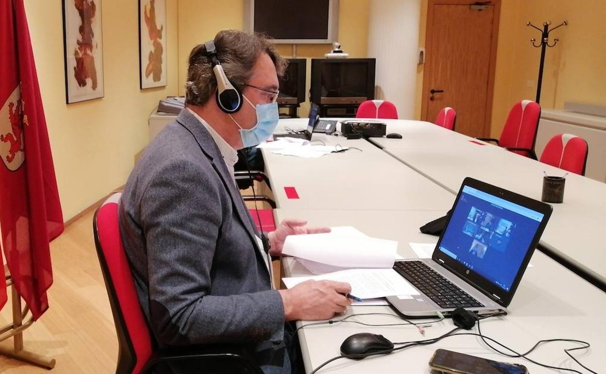 El delegado territorial en León, Juan Martínez Majo, durante la comisión de este jueves.