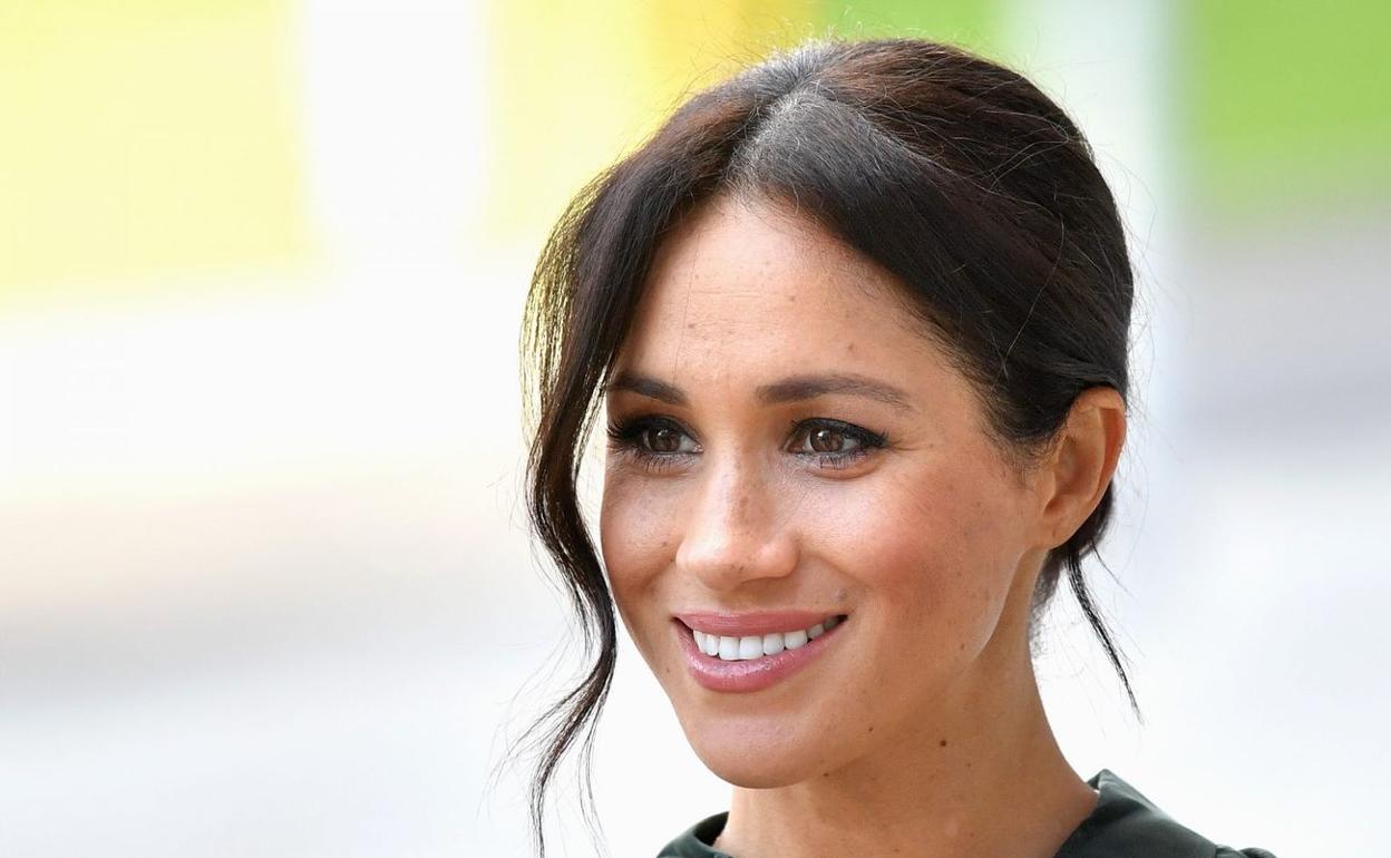 People aplaude a Meghan Markle