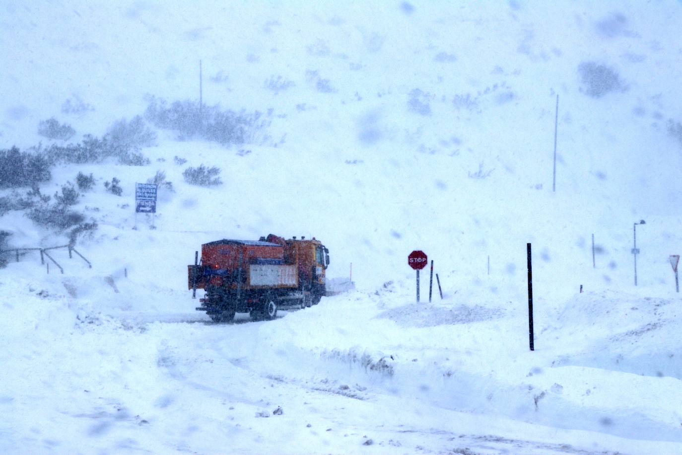 Con la caída de las primeras nevadas ya empiezan los preparativos para una nueva temporada de nieve en la estación de San Isidro