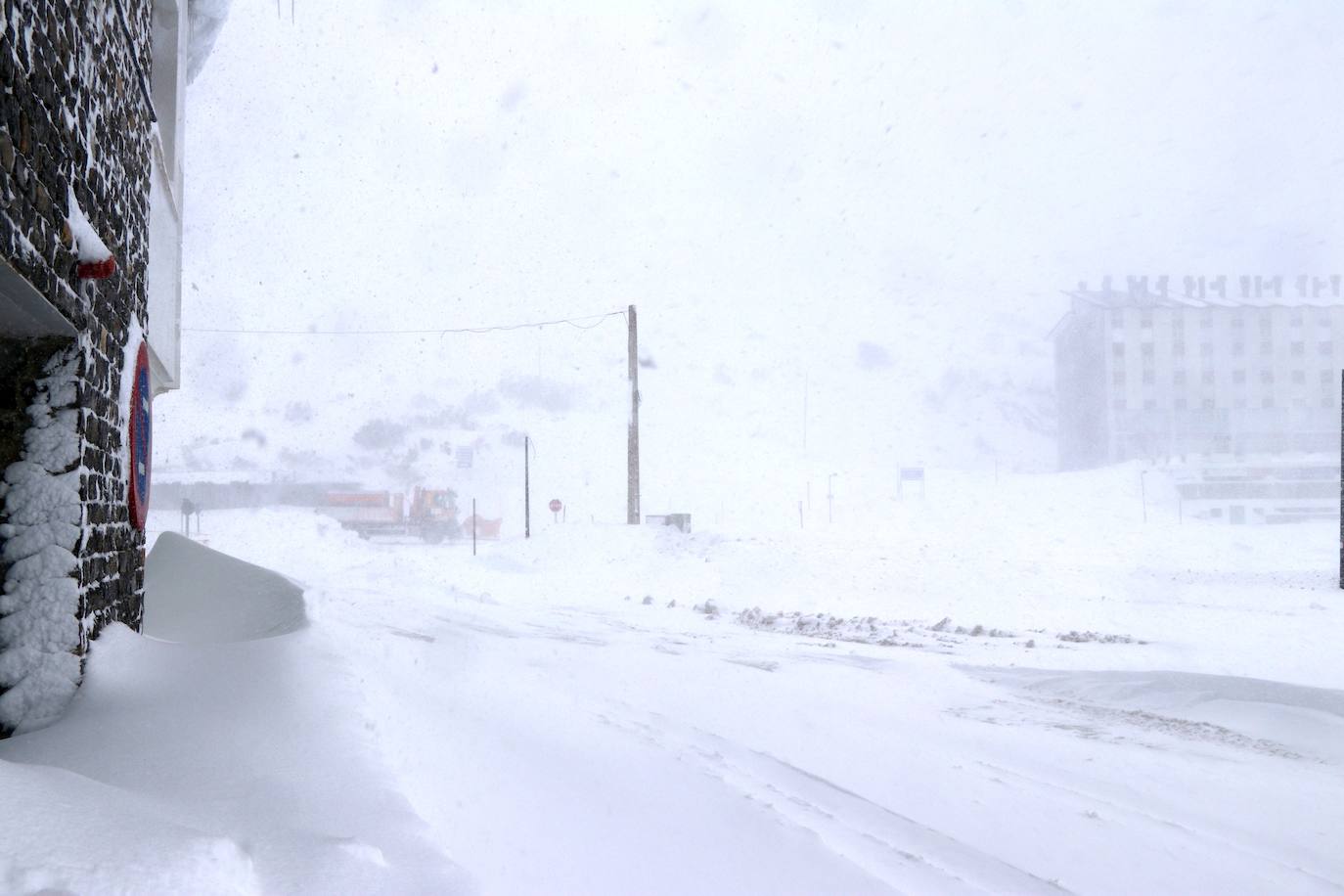 Con la caída de las primeras nevadas ya empiezan los preparativos para una nueva temporada de nieve en la estación de San Isidro
