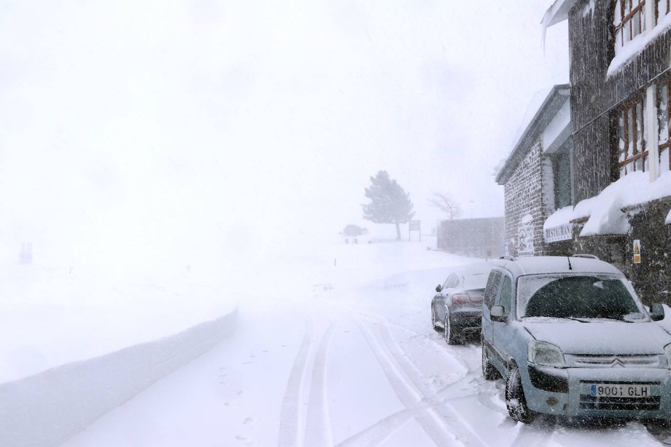 Con la caída de las primeras nevadas ya empiezan los preparativos para una nueva temporada de nieve en la estación de San Isidro