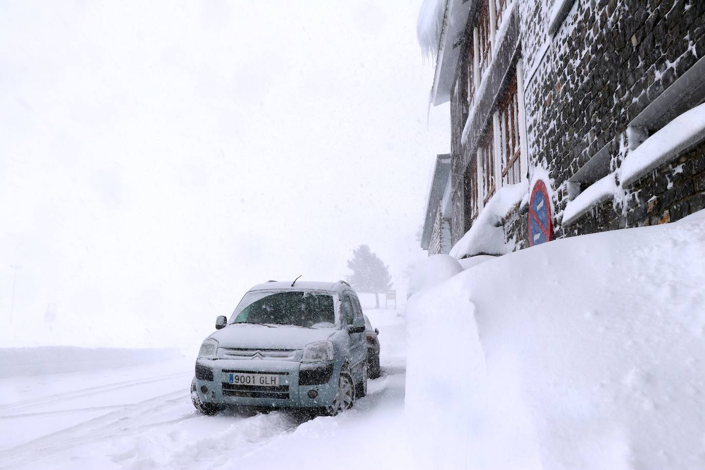 Con la caída de las primeras nevadas ya empiezan los preparativos para una nueva temporada de nieve en la estación de San Isidro