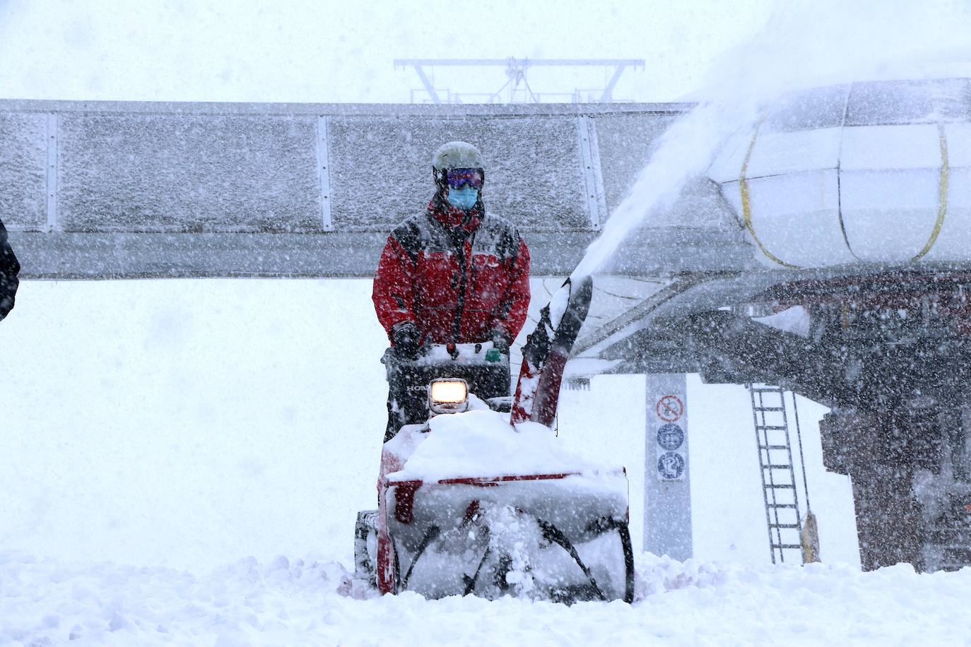 Con la caída de las primeras nevadas ya empiezan los preparativos para una nueva temporada de nieve en la estación de San Isidro