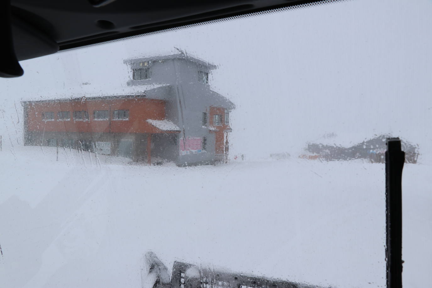 Con la caída de las primeras nevadas ya empiezan los preparativos para una nueva temporada de nieve en la estación de San Isidro
