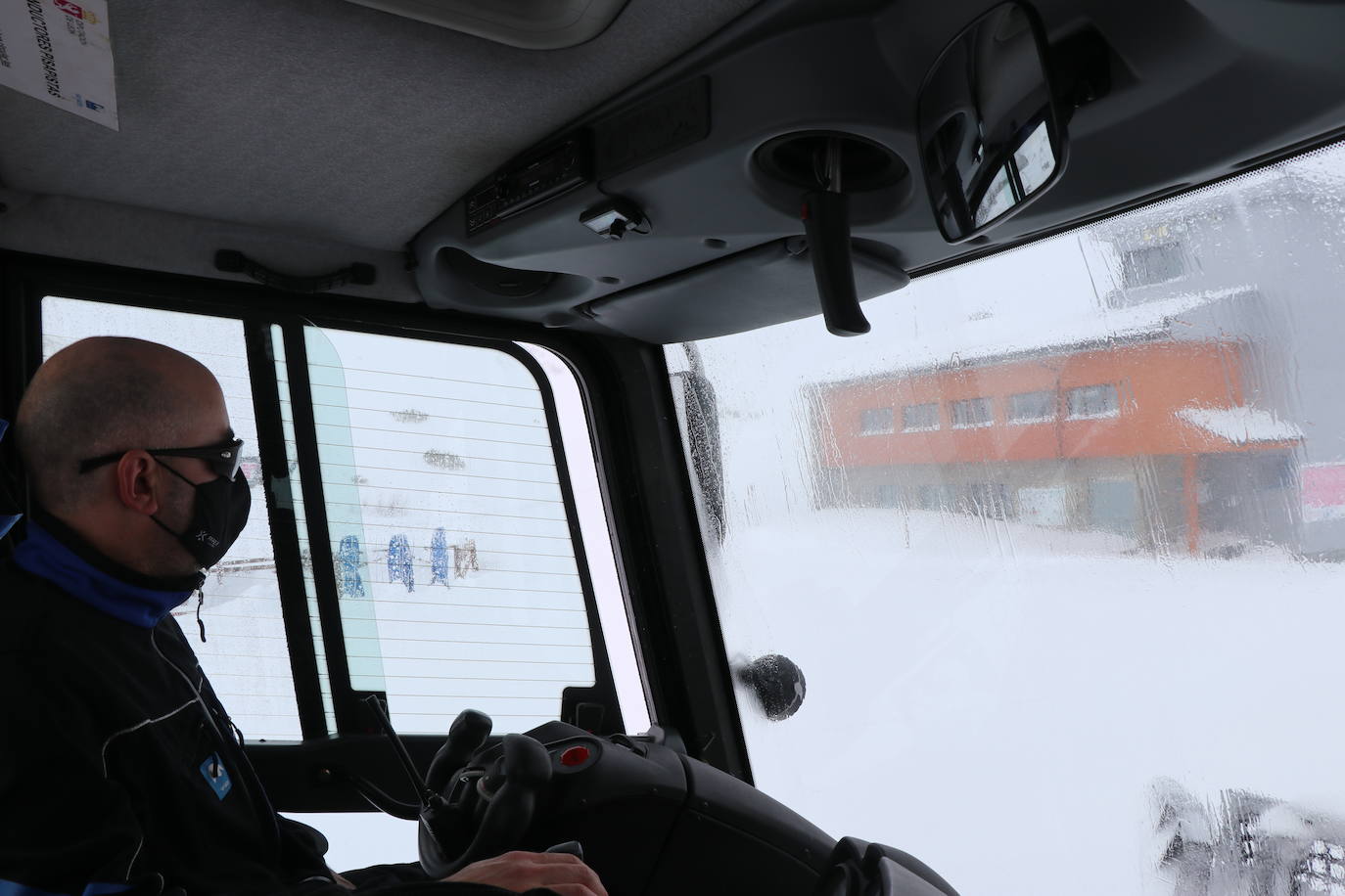 Con la caída de las primeras nevadas ya empiezan los preparativos para una nueva temporada de nieve en la estación de San Isidro