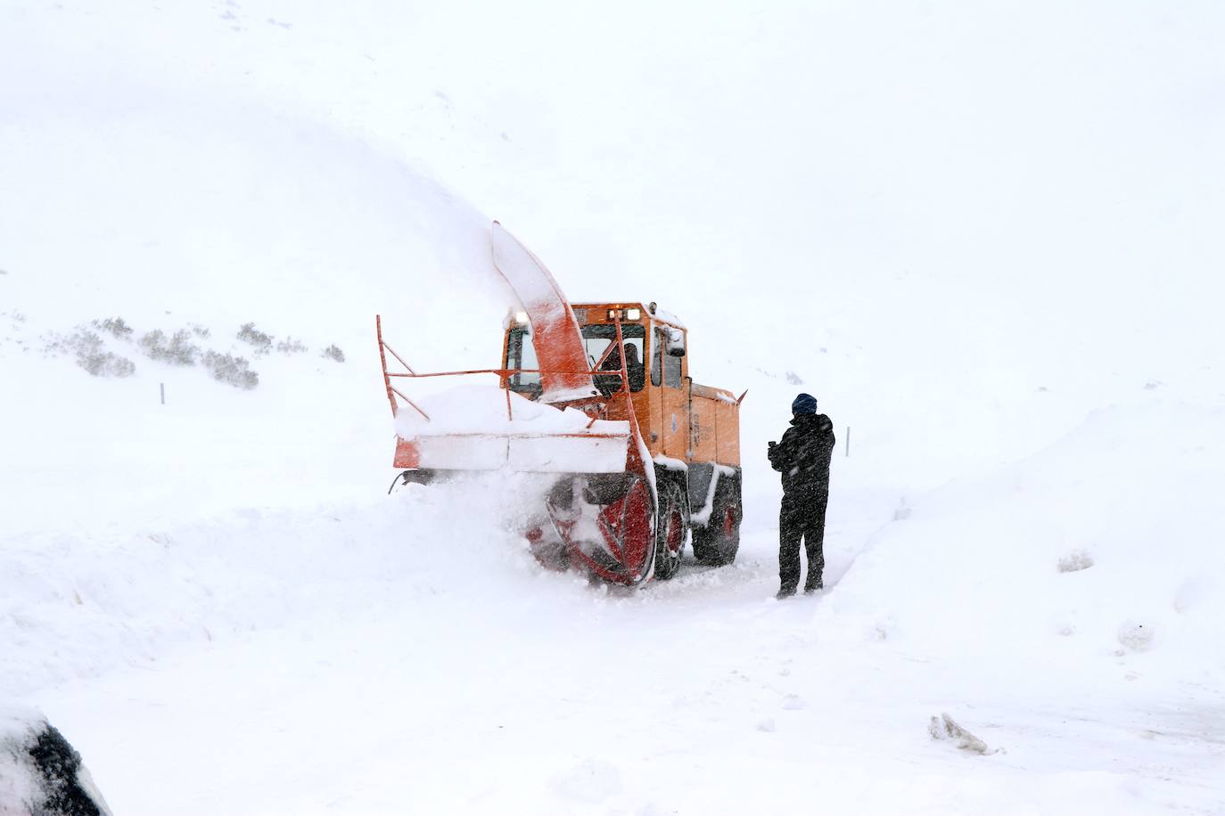 Con la caída de las primeras nevadas ya empiezan los preparativos para una nueva temporada de nieve en la estación de San Isidro