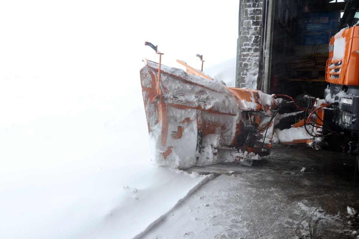 Con la caída de las primeras nevadas ya empiezan los preparativos para una nueva temporada de nieve en la estación de San Isidro