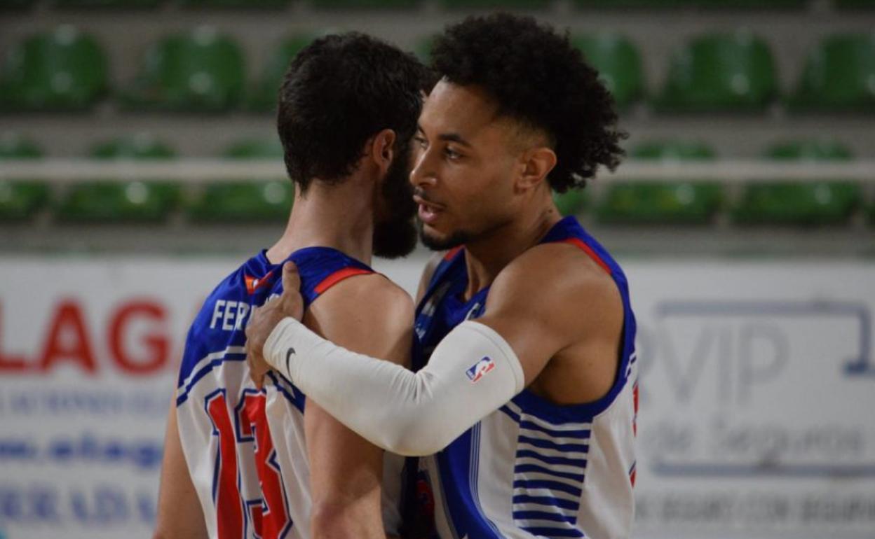 Ferrando y Steel se saludan durante un partido.