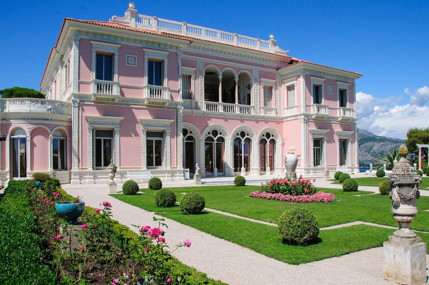 Saint Jean Cap Ferrat, Francia | Es la casa más cara de Europa. Esta villa de 1830 está situada entre Niza y Mónaco. Esta pegada al mar y cuenta con grandes jardines a su alrededor, que se mezclan con lagos y piscinas. La mansión ocupa una superficie de 1.700 metros cuadrados y alberga 14 habitaciones. Además, tiene 25 invernaderos y más de 1.500 plantas, además de un establo para 30 caballos. Su precio: 910 millones de euros.