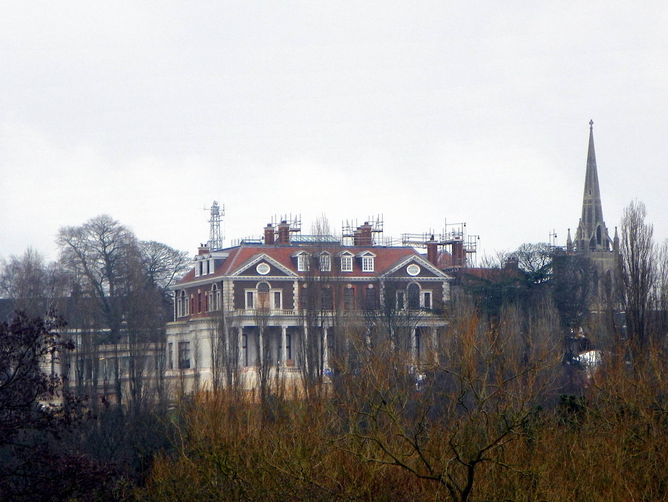 The Witanhurst House (Londres, Reino Unido) | De estilo georgiano, es la vivienda más grande la capital británica. Situada en Highgate, al lado del parque Hampstead Heath, el inmueble fue construido en 1774 por un agente de bolsa británico para vivir con su mujer. Se extiende por más de 12.000 metros cuadrados. La gigantesca mansión tiene 65 habitaciones y 25 dormitorios, 12 baños y dos pisos subterráneos que doblan el tamaño del inmueble. En el primer nivel, bajo el suelo, se encuentran una piscina de 21 metros cuadrados, una sauna, un casino, un salón de belleza con peluquería y una sala de masaje. En el segundo, las habitaciones del servicio, la sala de seguridad, lavandería y un garaje con espacio para 25 coches con ascensor hasta el nivel cero. En 1940 sirvió de escenario para la película 'Ciudadano Kane' de Orson Welles, como la gran mansión Xanadu. No se ha desvelado el precio exacto de la vivienda. En 2007, fue comprada por el inversor inmobiliario Marcus Cooper por unos 35 millones de euros, el cuál pocos meses después la puso de nuevo en el mercado por 83 millones, según afirma el blog inmobiliario The Real Estalker.