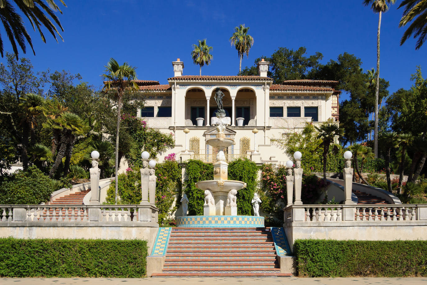 Hearst Castle, California (EE UU) | El magnate de la prensa William Randolph Hearst encargó la construcción de la vivienda a la arquitecta Julia Morgan. Cuenta con impresionantes vistas al Océano Pacífico y en 1972 todo el conjunto arquitectónico fue incluido en el Registro Nacional de Lugares Históricos. Ocupa una extensión de 8.361 m2 y cuenta con 56 habitaciones, 61 baños, pistas de tenis, una sala de cine y, en el pasado, tenía hasta su propio zoo privado con animales de todo el mundo (incluyendo osos polares, leones y cebras) . El complejo está compuesto por tres 'casas': Casa del Mar, Casa del Monte y Casa del Sol. Lady Gaga rodó en ella el videoclip de su canción 'G.U.Y.' y Stanley Kubrick utilizó el lugar como villa romana para el rodaje de 'Espartaco'.