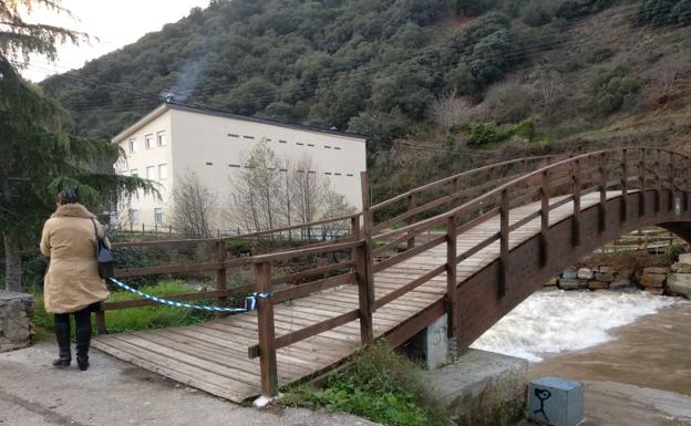 Pasarela cerrada en Villafranca del Bierzo. 