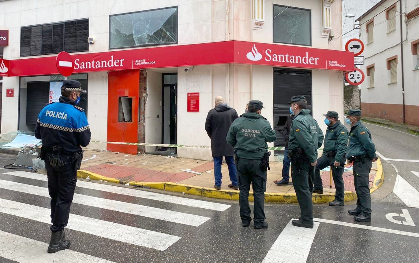 Asaltan de madrugada y con explosivos una oficina del Banco Santander en Toral de los Vados. 