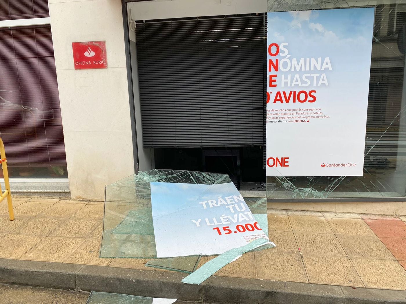 Asaltan de madrugada y con explosivos una oficina del Banco Santander en Toral de los Vados. 