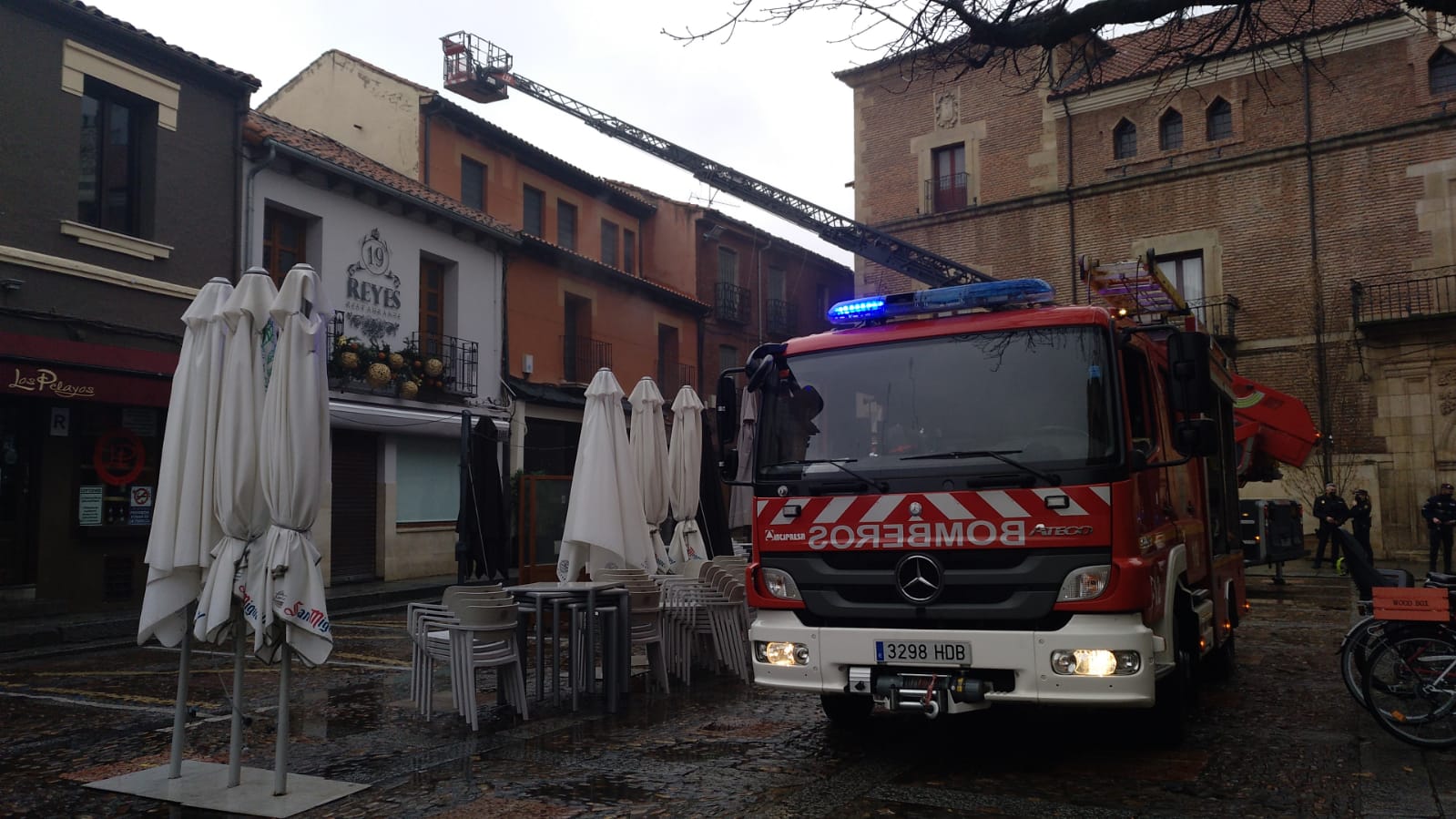 Los Bomberos de León intervienen en el incendio de una freidora en un restaurante de León tras arder una freidora. 