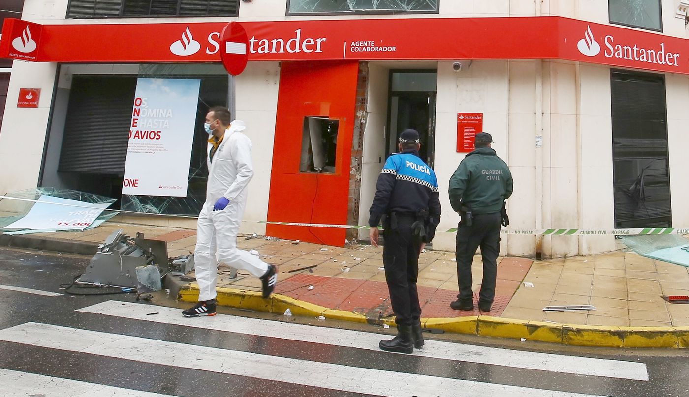 Asaltan de madrugada y con explosivos una oficina del Banco Santander en Toral de los Vados. 