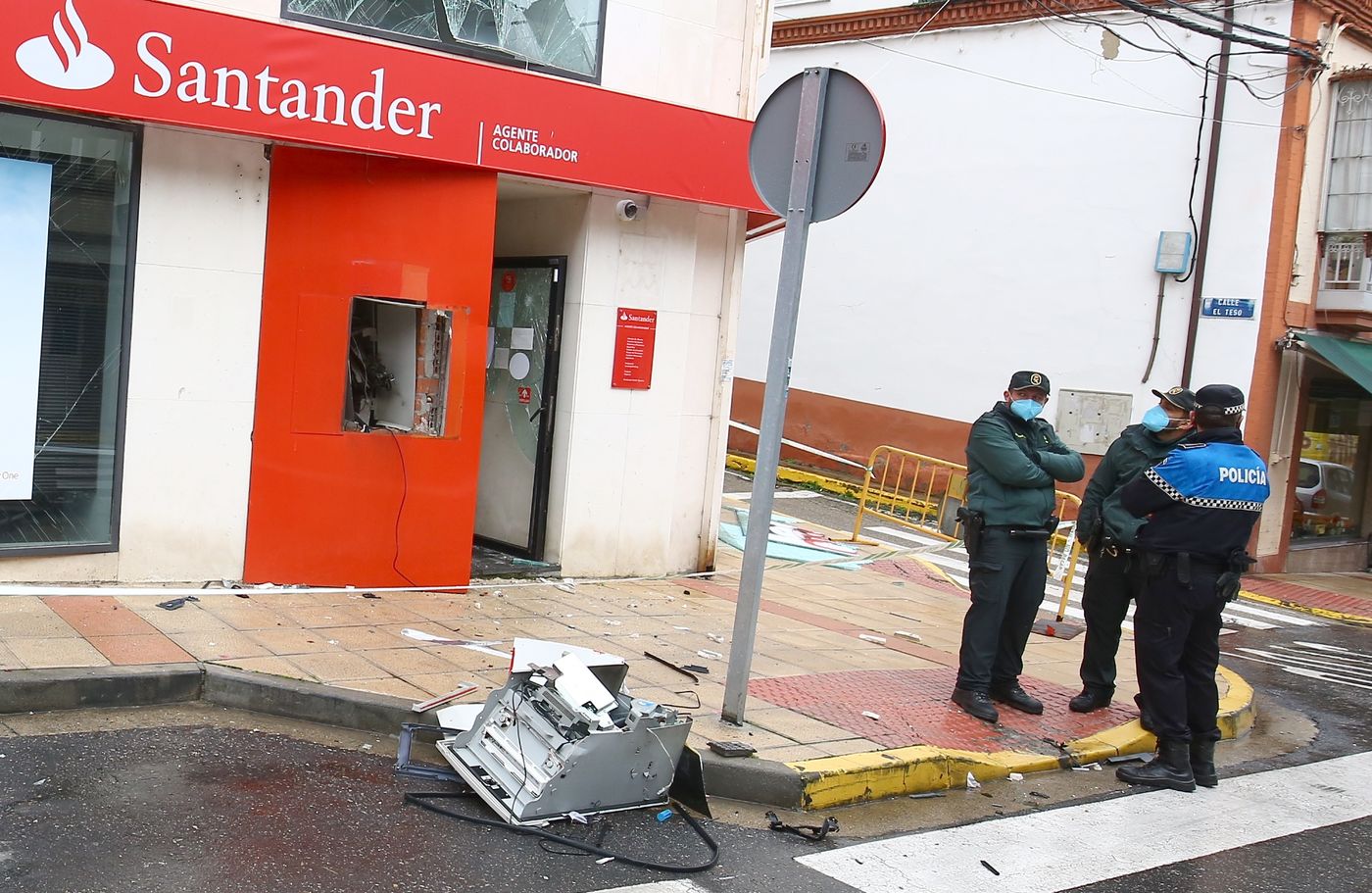 Asaltan de madrugada y con explosivos una oficina del Banco Santander en Toral de los Vados. 