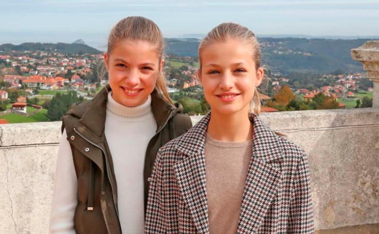 Fotografía de la postal de Navidad de la Familia Real, que este año la protagonizan en solitario la princesa Leonor,y la infanta Sofía,