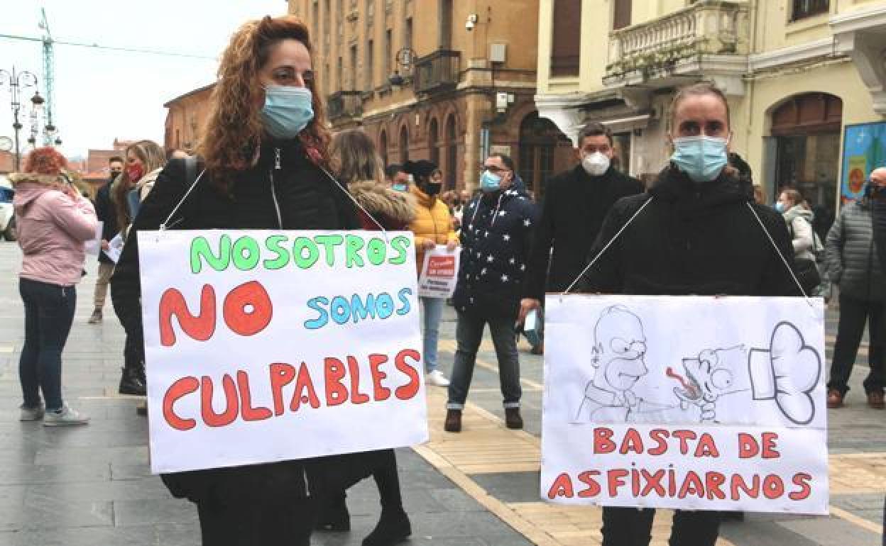 Dos hosteleras en una manifestación llevada a cabo en León. 