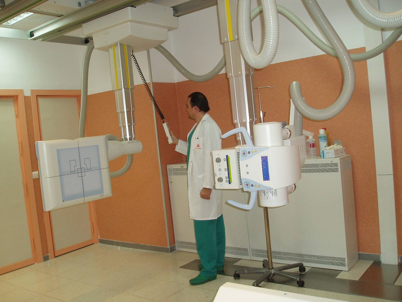 Imagen secundaria 1 - Arriba: Equipo de resonancia. Abajo izquierda: Equipo de radiografía. Abajo derecha: Un médico le realiza una ecografía a una embarazada.