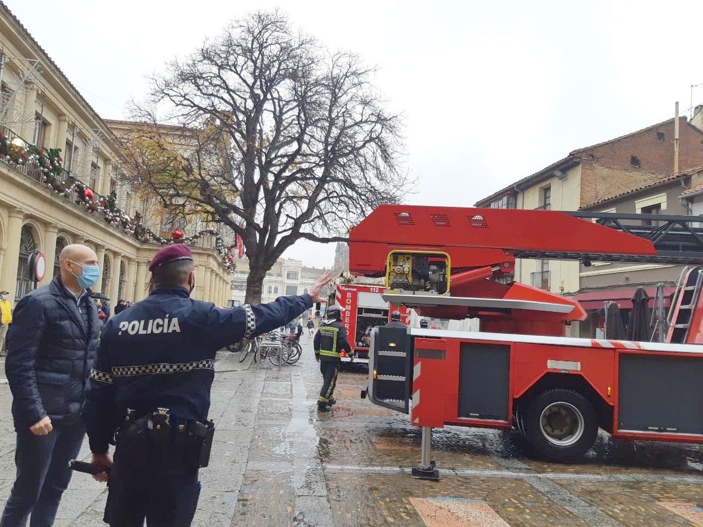 Los Bomberos de León intervienen en el incendio de una freidora en un restaurante de León tras arder una freidora. 