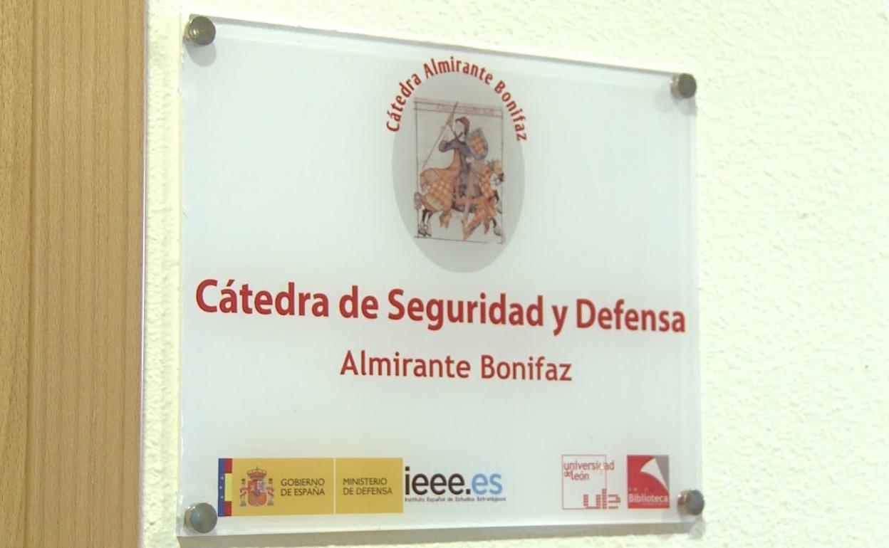 Imagen de la placa de la Cátedra Almirante Bonifaz en la Universidad de León.