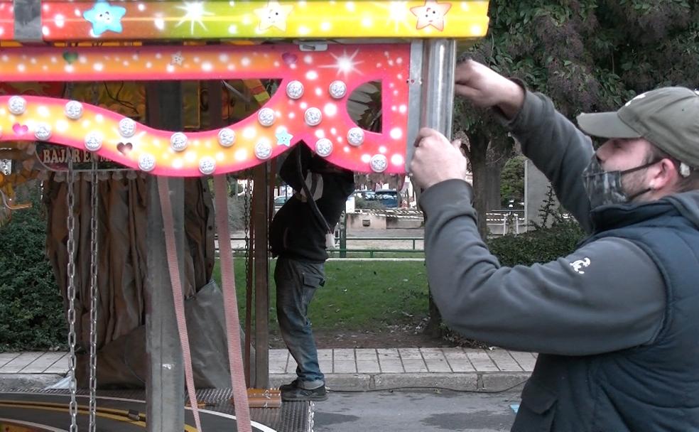 Jonathan ultima una de las atracciones que se instarán frente a la capilla de Santa Nonia.