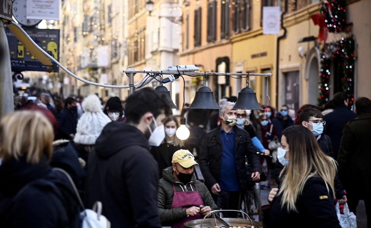 El centro de Roma lleno de gente. 