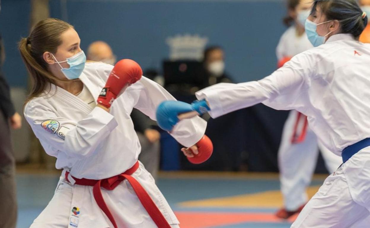 Tania Fernández, a la izquierda, en uno de los combates en las finales de Liga Nacional de Kárate.