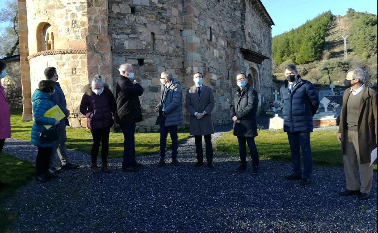El viceconsejero de Cultura de la Junta visitó la iglesia de Santa María de Vizbayo junto al alcalde de Ponferrada y el rector de la basílica de la Encina.