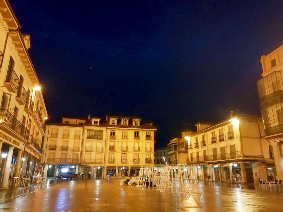 La plaza Mayor de Astorga recibe las primeras luces de Ferrero Rocher. 