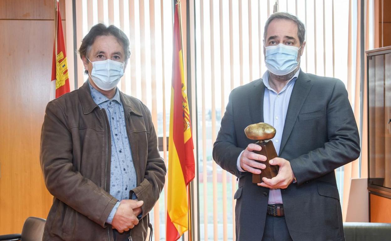 El gerente del Hospital de León recibe la 'patata de bronce.