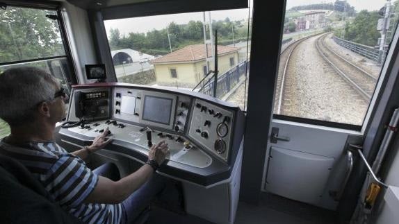 Un maquinista en un tren de Feve. 