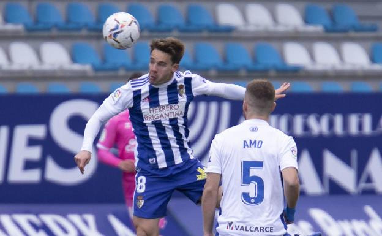 Larrea disputa un balóa aéreo, 