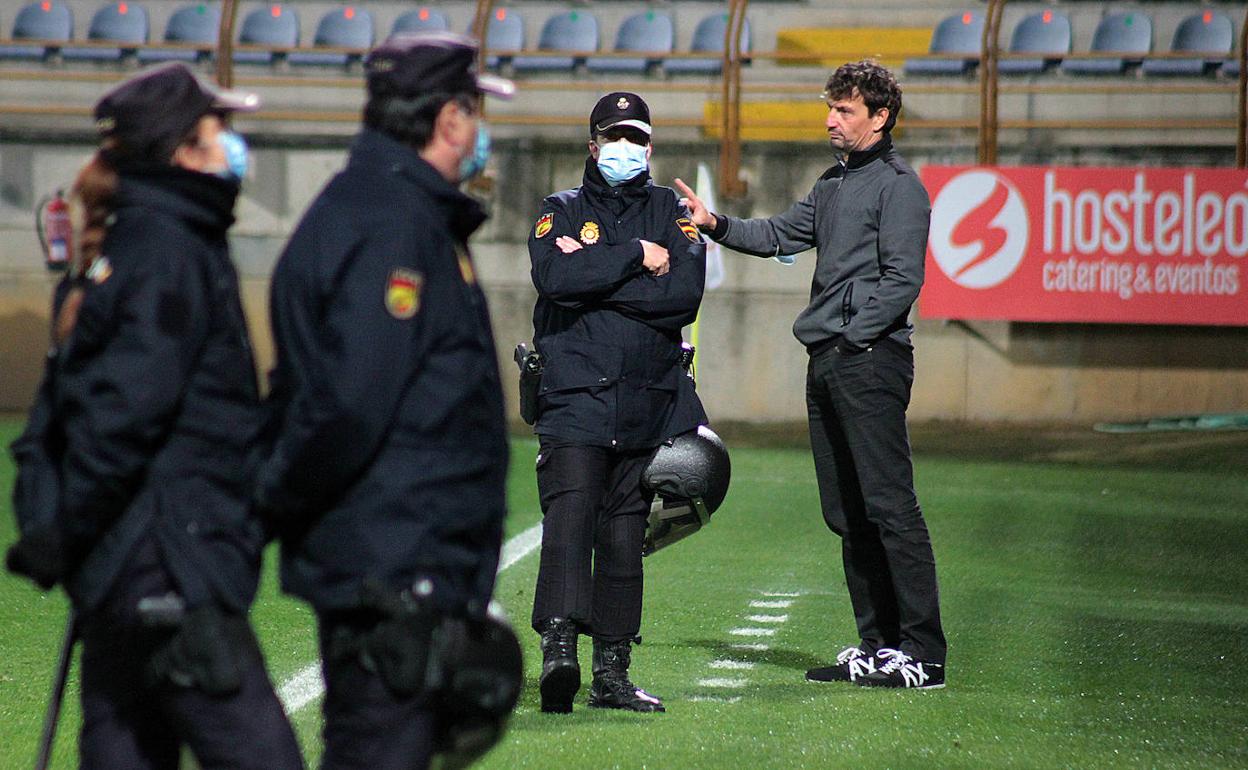 Iñigo Idiákez, entrenador de la Cultural, en un instante del partido.