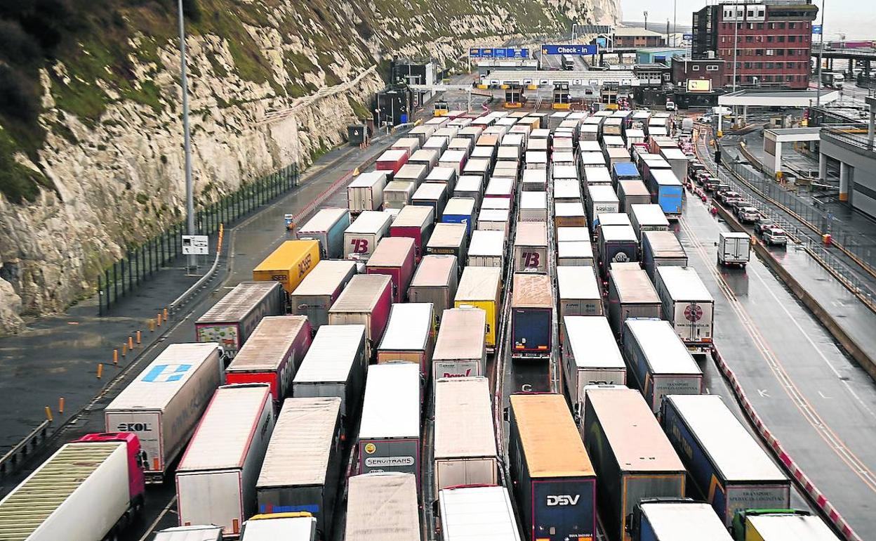 Largas colas de camiones que esperan en Dover (Reino Unido) para cruzar el Canal de la Mancha.